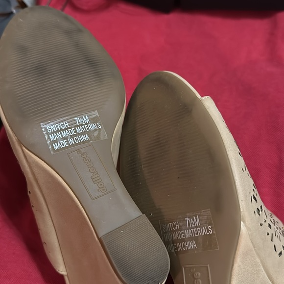 Cute with gold accents sandals - Picture 6 of 6